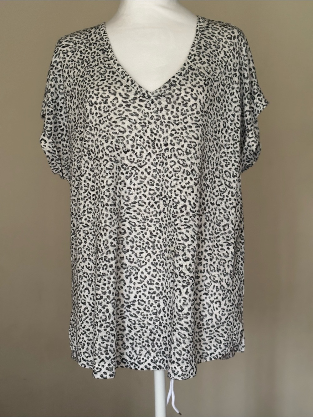 bobeau White and Gray Leopard Print V-Neck Tunic - Picture 2 of 14